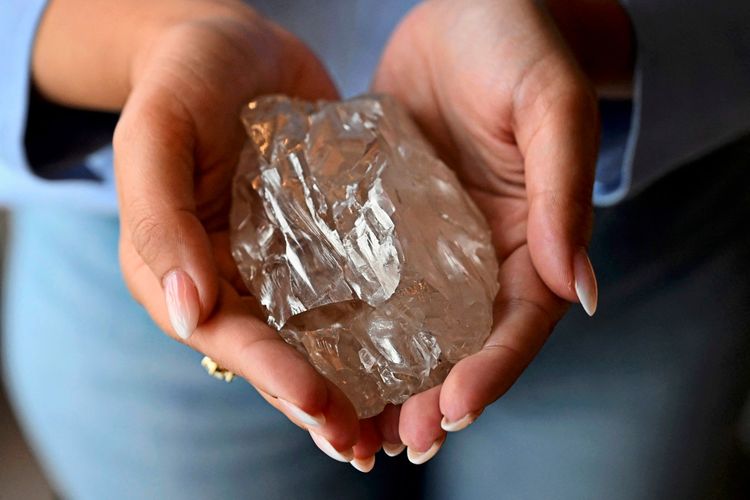 Eine Frau hält den „Motswedi“, einen 2.488 Karat schweren Rohdiamanten, in den Händen. Der Diamant ist der zweitgrößte der Welt und wird im Hauptquartier der HB Antwerp in Antwerpen präsentiert.