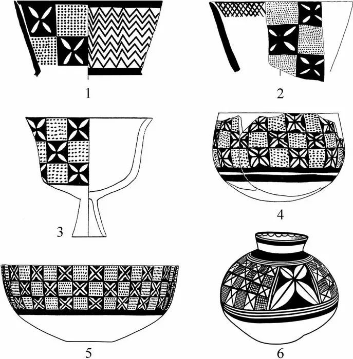 Sechs keramische Gefäße mit den rekonstruierten Mustern, die mathematisch inspiriert sein dürften.