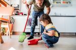 Kinder profitieren enorm von Hausarbeit – aber wie bringt ma