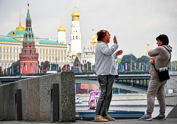 Zwei Frauen unterhalten sich vor dem Kreml in Moskau.