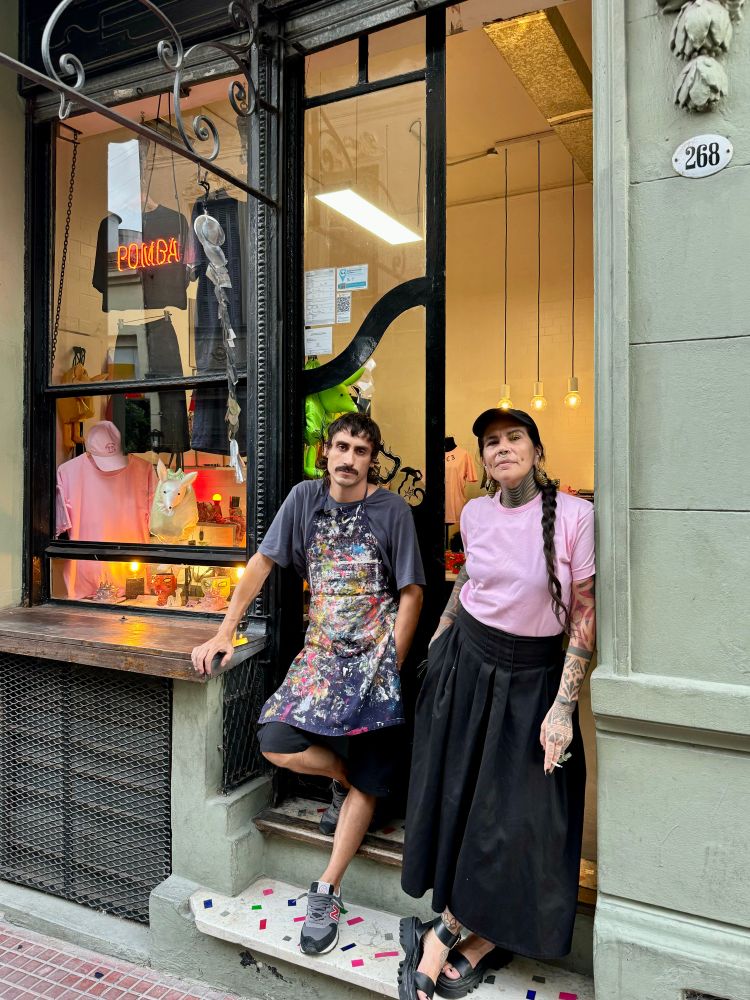 Lao Moyano und Lanegra vor ihrer Boutique im Viertel San Telmo.