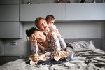 Ich bin Millennial-Mutter, und ja, ich bin erschöpft Unsere Autorin wollte als Mutter alles richtig machen. Stattdessen brannte sie aus. Warum viele Millennial-Mütter sich wie Versagerinnen fühlen – obwohl sie gerade die Elternschaft neu erfinden