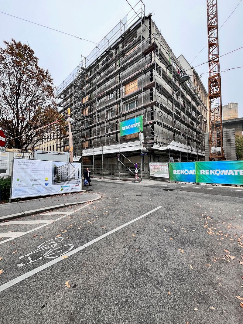 Sanieren im Eiltempo: Die Fassade wird fix und fertig aufs Haus geschraubt