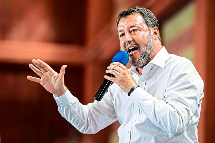 Matteo Salvini spricht ins Mikrofon.