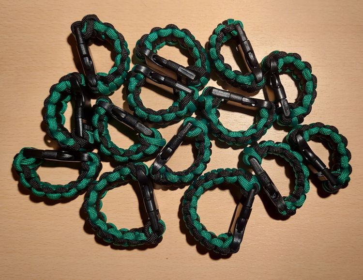 Foto von schwarz-grünen Halstuchanhängern mit Kobra-Muster