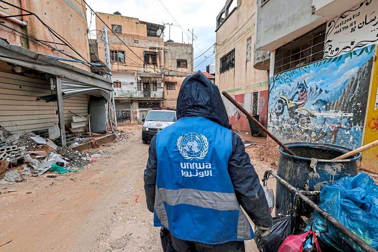 Mann mit UNRWA-Jacke.