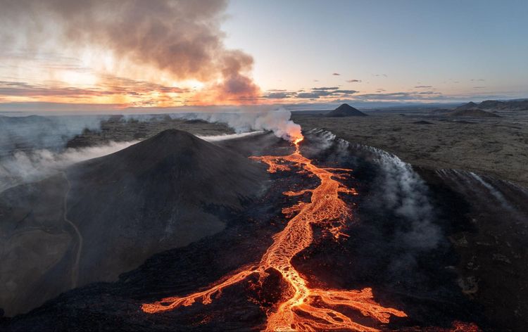 Lava fließt aus einem isländischen Vulkan