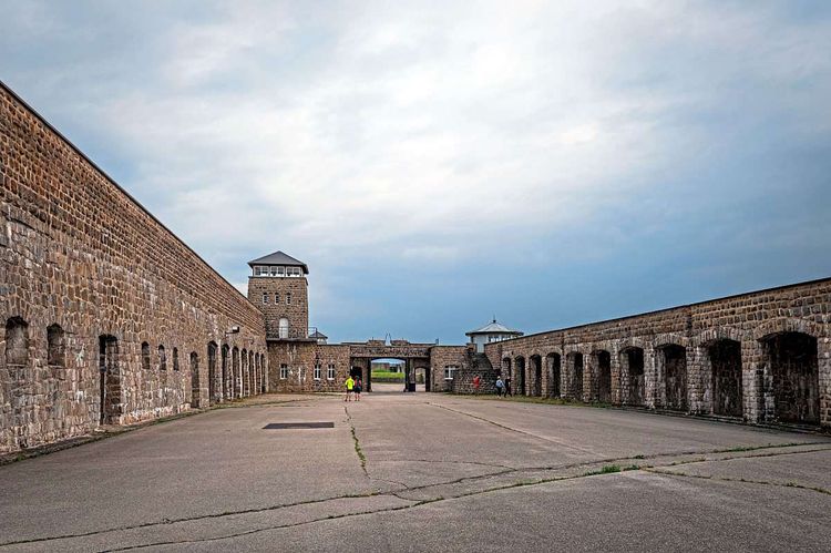 Das ehemaligen Konzentrationslager Mauthausen mit der heutigen Gedenkstätte. Blick in den Verwaltungshof mit Garagen und Wachturm.