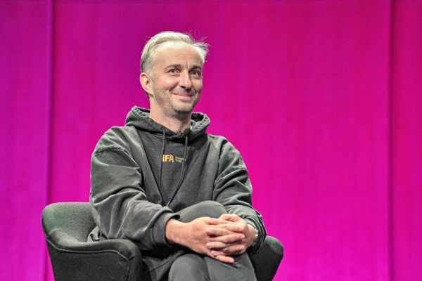 Soziale-Medien-leben-von-Wut-Jan-B-hmermann-f-r-harte-Regulierung-