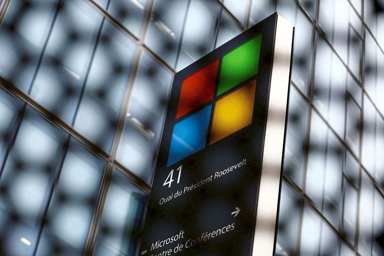 Das Bild zeigt ein Microsoft-Logo durch ein Wabengitter betrachtet