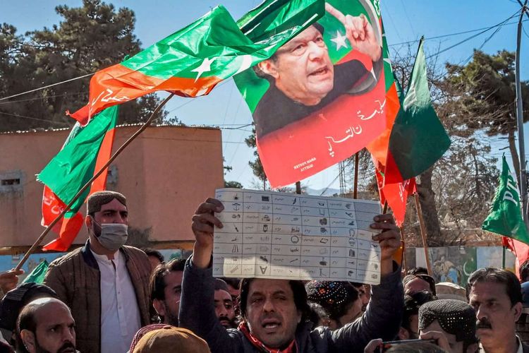 Unterstützer des Inhaftierten Imran Khan auf der Straße mit Fahnen