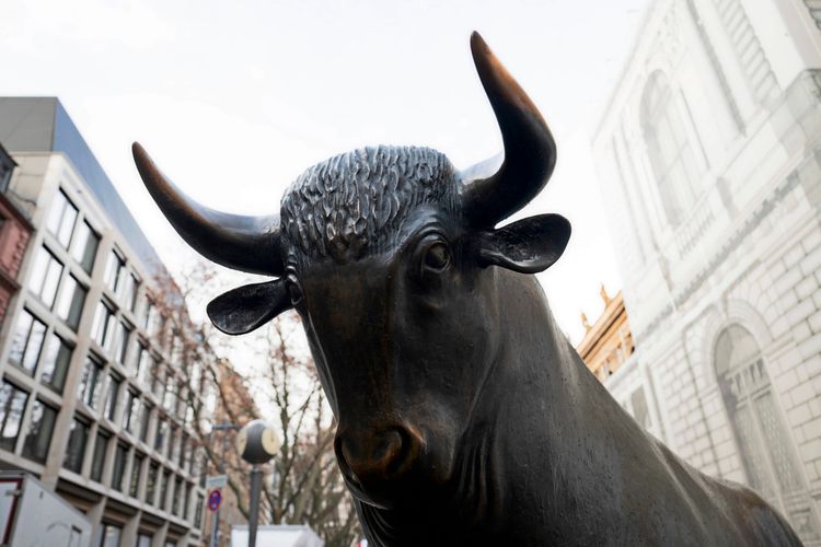 ALT-Text: Nahaufnahme der bronzenen Skulptur eines Bullen vor der Frankfurter Börse. Im Hintergrund sind moderne und historische Gebäude zu sehen.