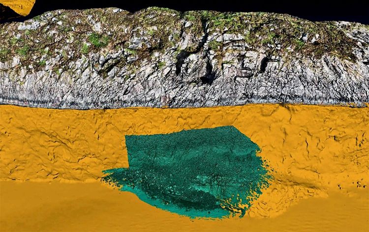 3D-Rekonstruktion eines Steinzeit-Steinbruchs am Hespriholmen: Oben ein Felsen mit Bewuchs, unten eine gelbe Schicht des Untergrunds. Eine grüne Zone zeigt eine unter Wasser liegende Abraumhalde.