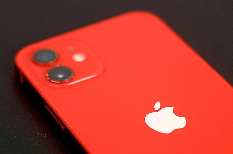 Ein iPhone 12 in Rot