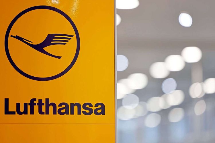 Lufthansa-Schriftzug auf gelbem Schild.