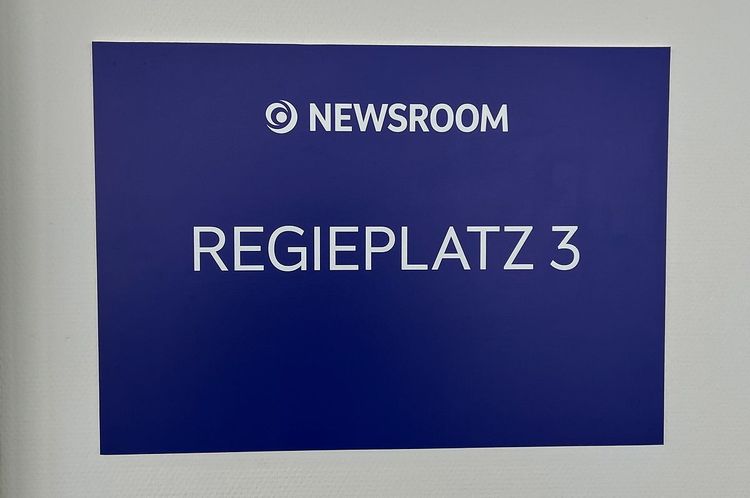 Schild Regieplatz 3 für ORF-Newsroom.