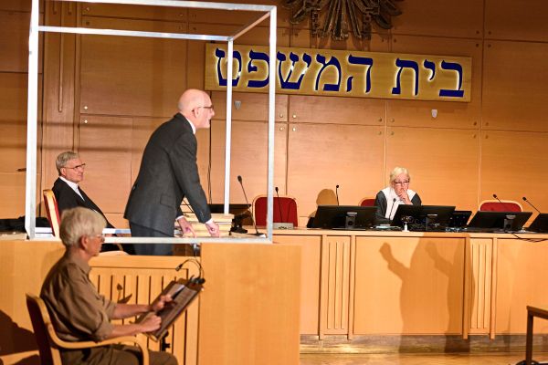 Landestheater-Linz-stellt-Eichmann-Prozess-im-Schwurgerichtssaal-nach