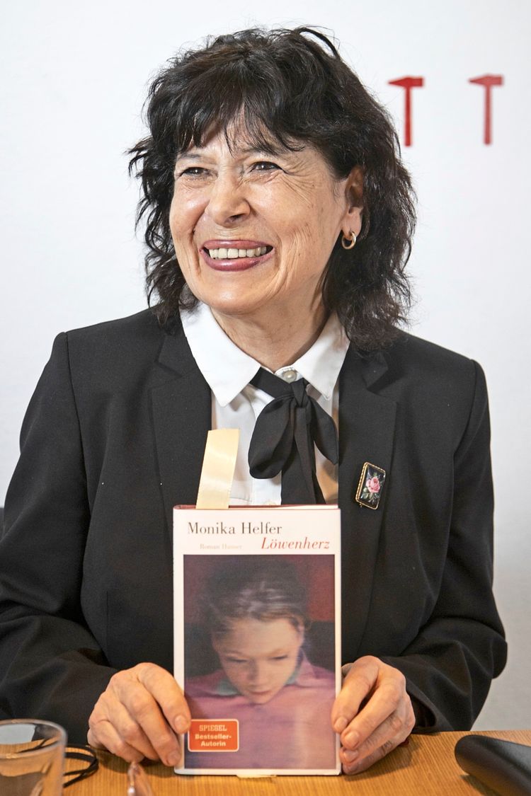 Die Autorin Monika Helfer bei der Präsentation ihres Buches „Löwenherz“ am 3. Februar 2022 in Wien. Sie lächelt und hält das Buch in den Händen.