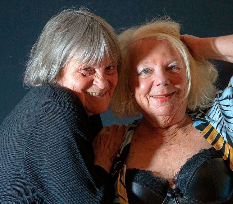Kathy Tanner (links) und Jenny Simanowitz plaudern in ihrem Kabarettprogramm äußerst pikant aus dem Sex-Nähkästchen.