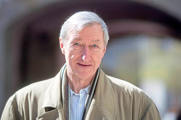 Wie-Autor-Julian-Barnes-in-Abschied-e-mit-Geschw-tzigkeit-verbl-fft