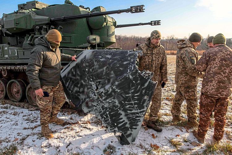 Ukrainische Soldaten mit einer russischen Drohne, die sie abgefangen haben.