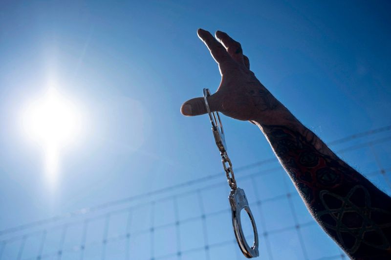 Generalschlüssel für Handschellen im Internet zu kaufen – Verdächtiger befreite sich