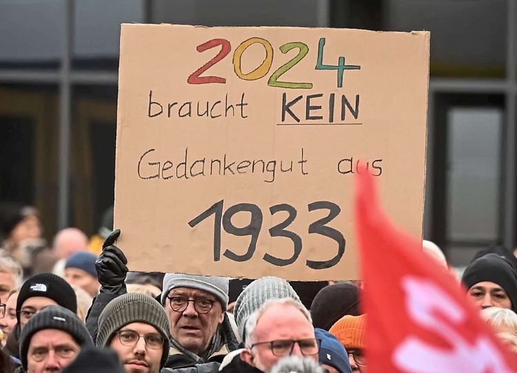 In ganz Deutschland gehen derzeit viele Menschen auf die Straße, um gegen Rechtsextremismus zu demonstrieren