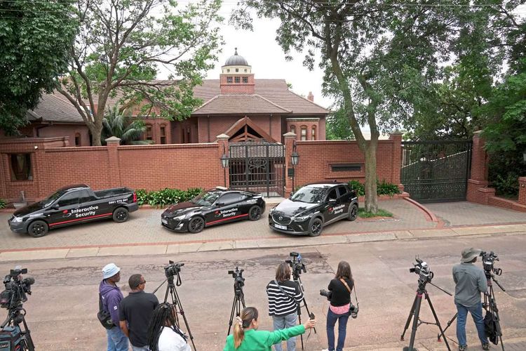 Zahlreiche Kamerateams vor dem Haus von Oscar Pistorius' Onkel in Pretoria.