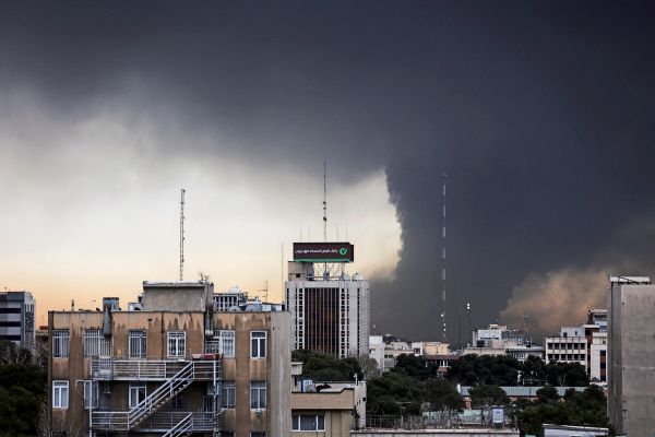 Israel-bombardiert-llager-Iran-ver-bt-Gegenangriffe-Explosion-bei-US-Botschaft-in-Oslo