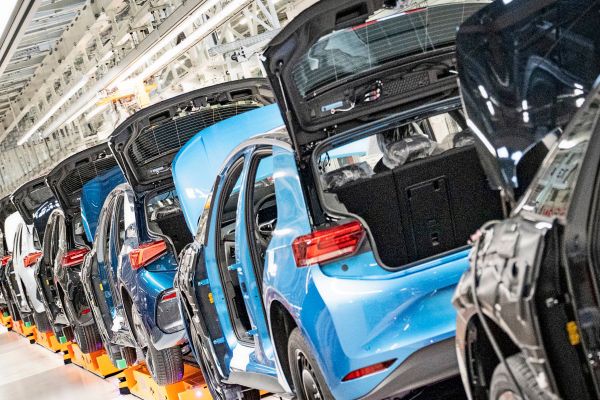 Selbst-ohne-fixes-Datum-f-r-das-Verbrenner-Aus-werden-E-Autos-gewinnen