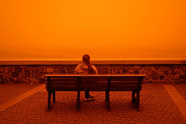 Unwetter-rund-um-g-isches-Meer-Saharastaub-f-rbt-Himmel-orangerot