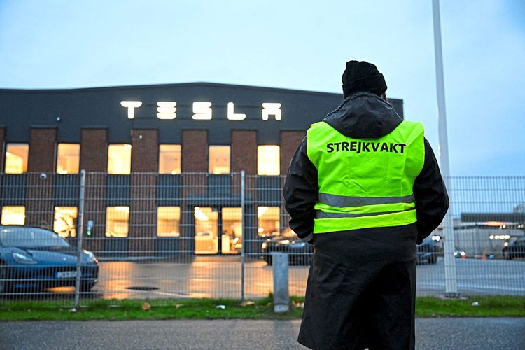 Eine Gewerkschafterin vor einem Tesla-Servicecenter in Schweden.