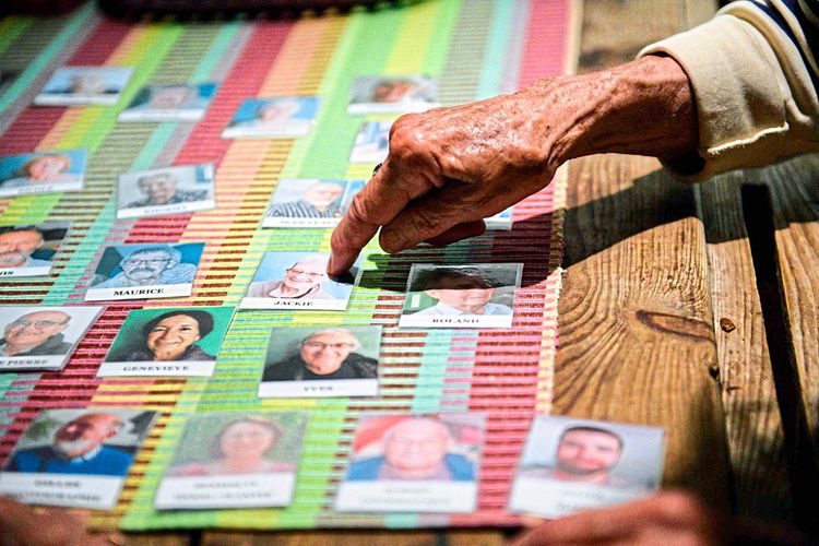 Alzheimer-Patient versucht andere Patienten auf einem Foto zu erkennen.