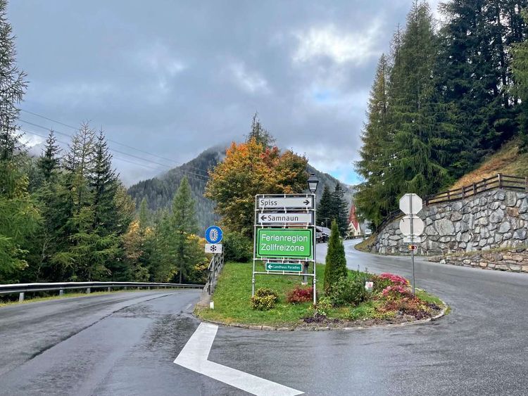 Straße nach Gemeinde Spiss in Tirol