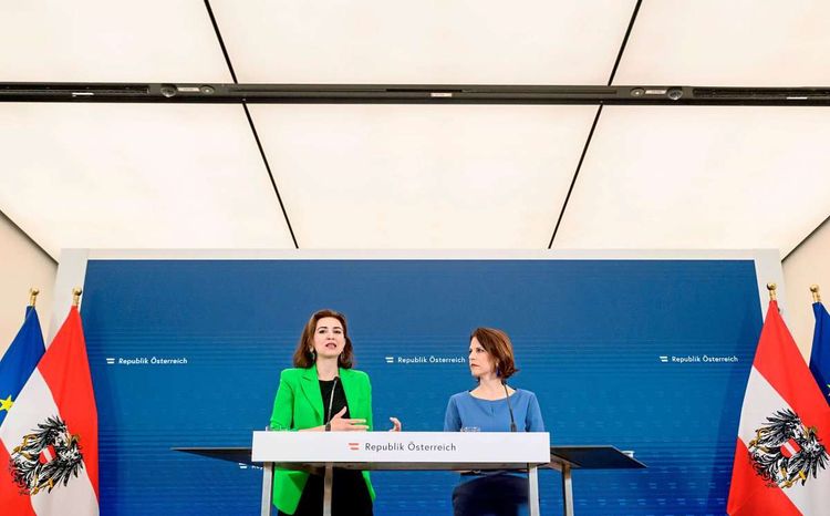 Justizministerin Alma Zadić (Grüne) und Verfassungsministerin Karoline Edtstadler (ÖVP) bei einer Pressekoferenz.