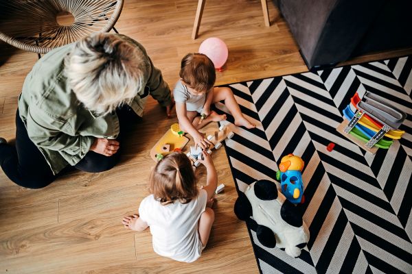 Wenn-die-Eltern-nicht-k-nnen-springt-die-Leihoma-ein