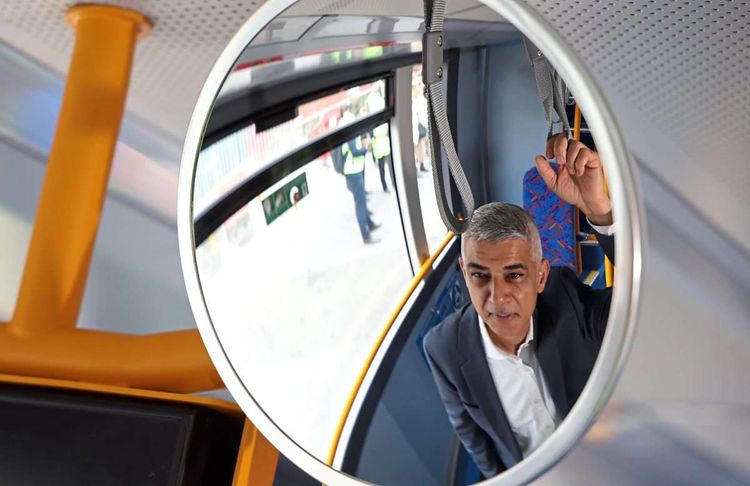 Sadiw Khan in einem Spiegel in einem Bus.
