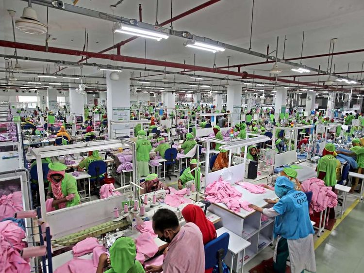In einer Textilfabrik in Bangladesch wird genäht.