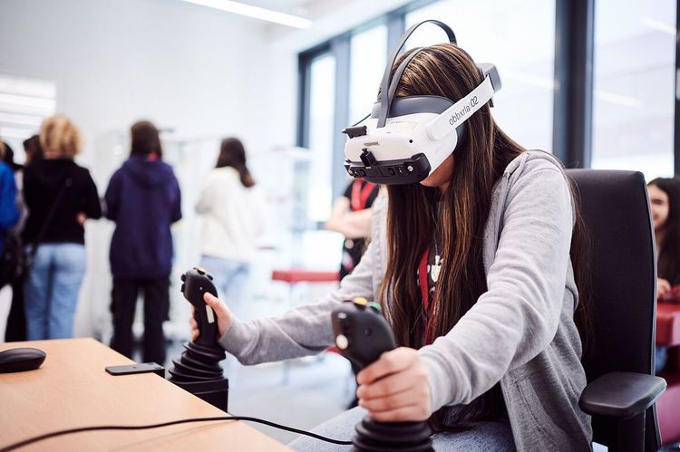 Ein Mädchen bedient eine VR-Brille