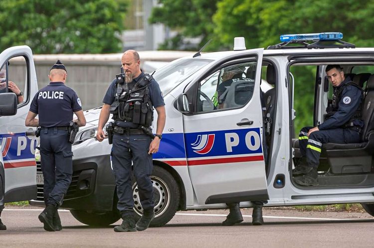Französische Polizeibeamte bei Mautstelle in Incarville, nach Angriff auf Gefangenentransport.