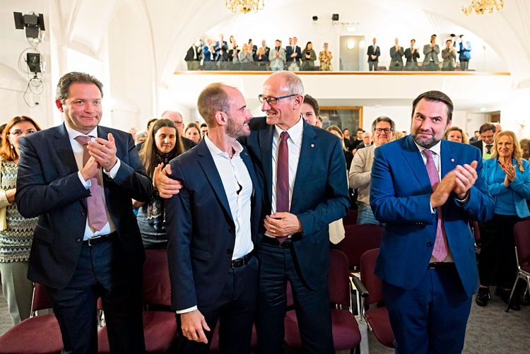 Florian Tursky mit Landeshauptmann Anton Mattle. Auch der bisherige Stadtparteichef Christoph Appler (rechts) applaudiert.