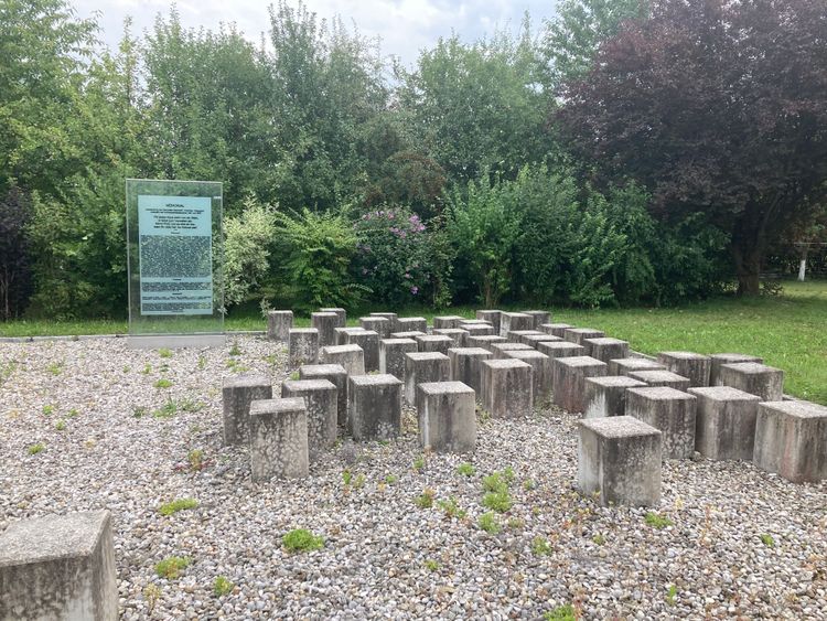 64 Granitblöcke des Memorials in Eizendorf