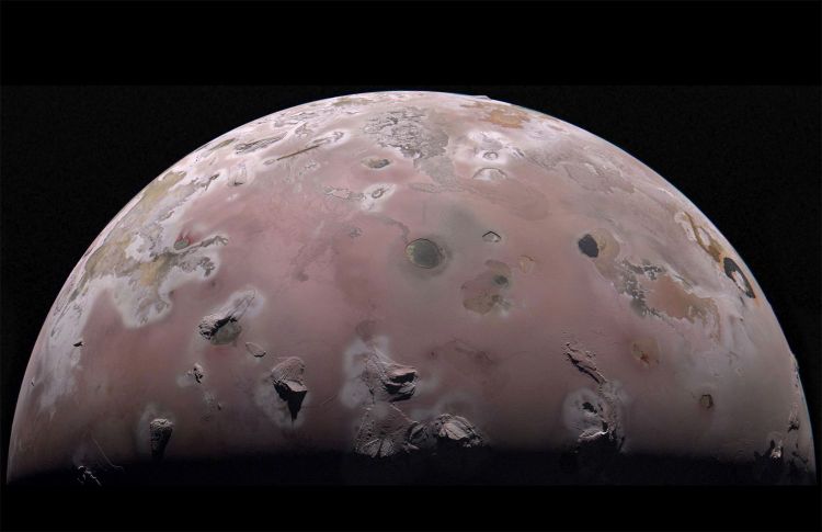 Nördliche Hälfte des Jupitermondes Io in Altrosa-Schattierungen