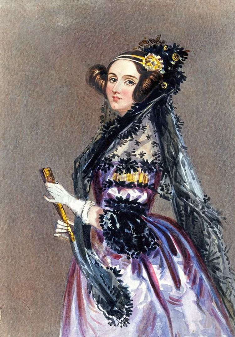 Ein Gemälde einer Frau in opulentem Kleid, mit Handschuhen und einem goldenen Fächer in der Hand.