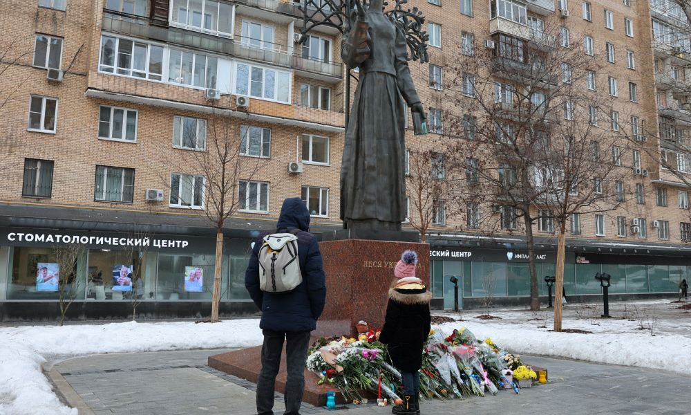 Blumenprotest im Moskauer Zentrum gegen den Ukraine-Krieg