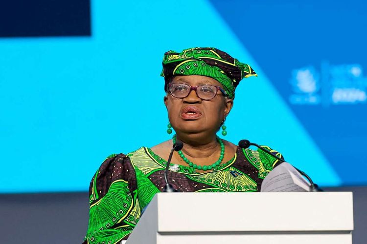 Ngozi Okonjo-Iweala, Direktorin der Welthandelsorganisation, steht bei einer Rede hinter einem Pult.