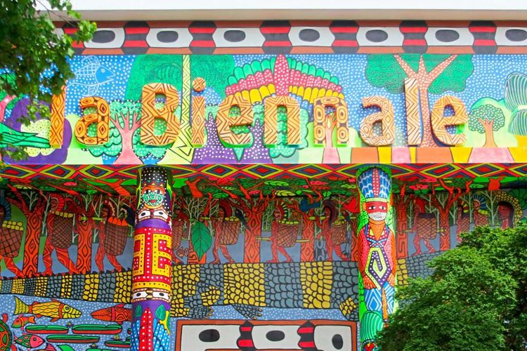 Das riesige Wandgemälde des brasilianischen Kollektivs The Huni Artists Movement erzählt die Legende von einem völkerverbindenden Alligator in der Beringstraße.