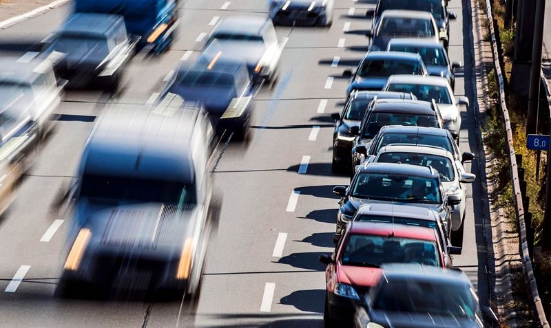 Auf der Autobahn im Stau: In Italien gibt es jetzt Geld zurück