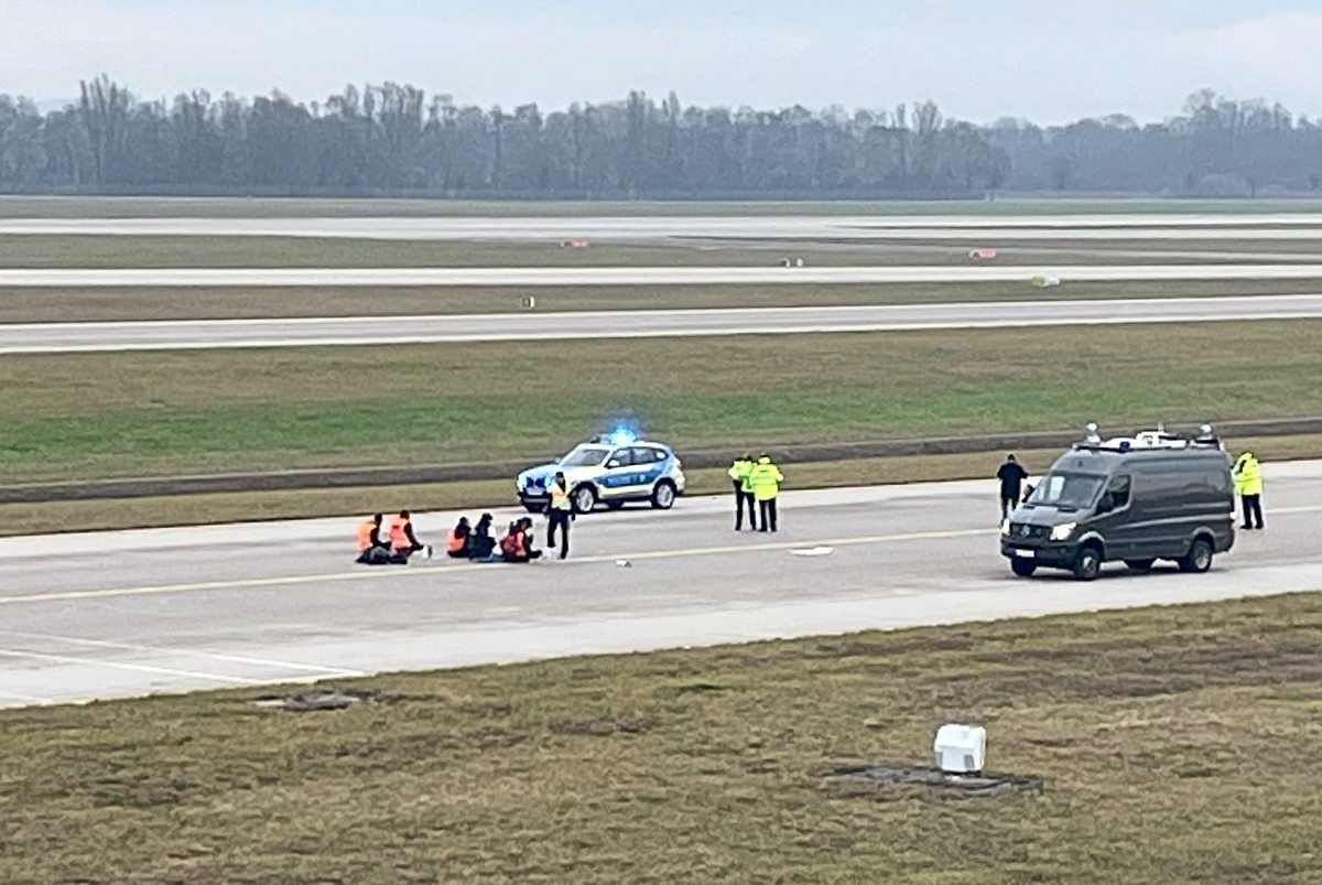 Klimaaktivistinnen Und -aktivisten Blockierten Münchner Flughafen ...