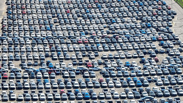 Ein Parkplatz mit hunderten Autos.